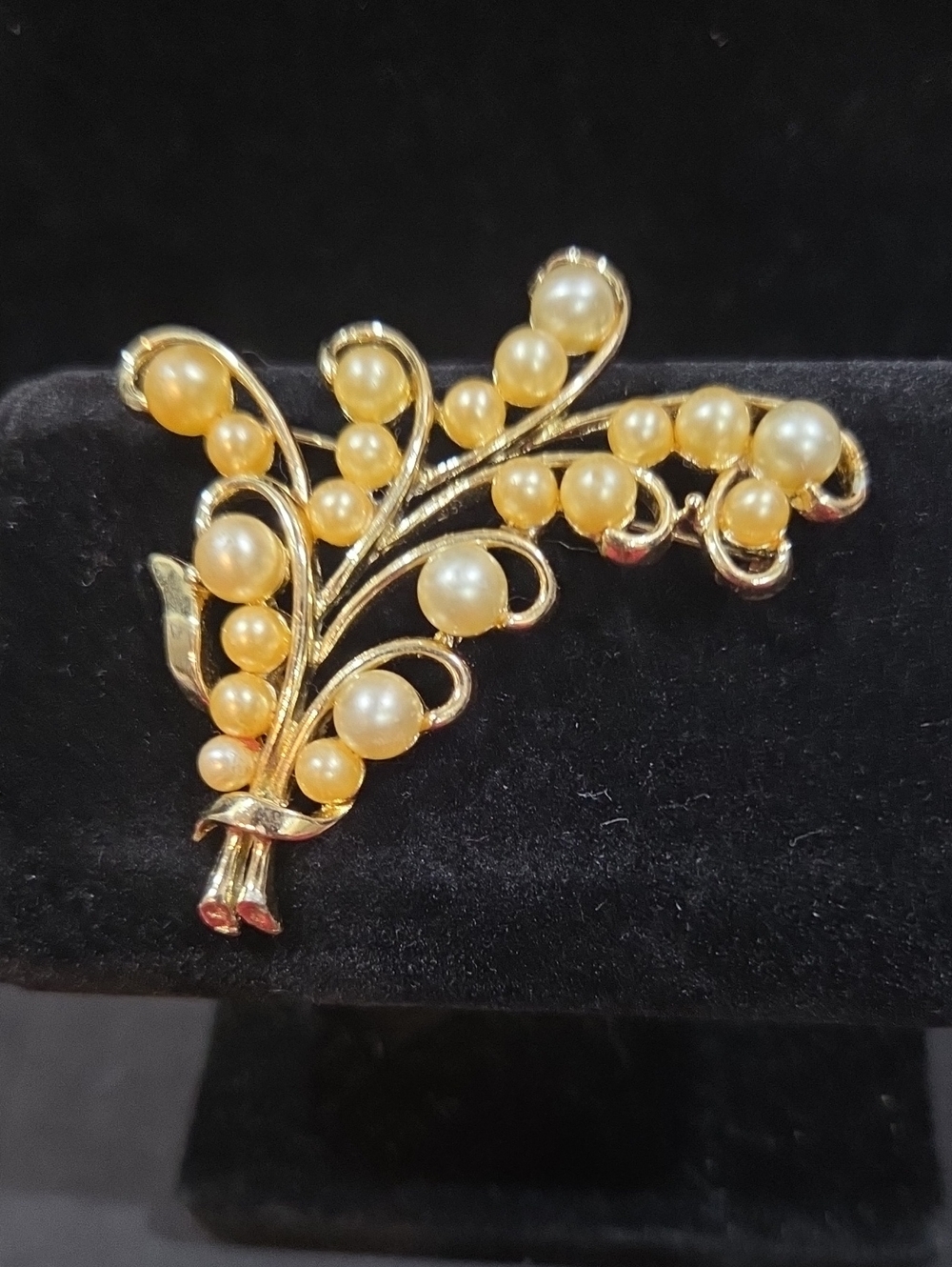 FAUX PEARL AND GOLDTONE BROOCH